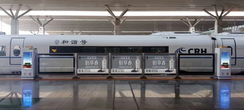 郑州东站站台层升降门护栏玻璃贴广告媒体